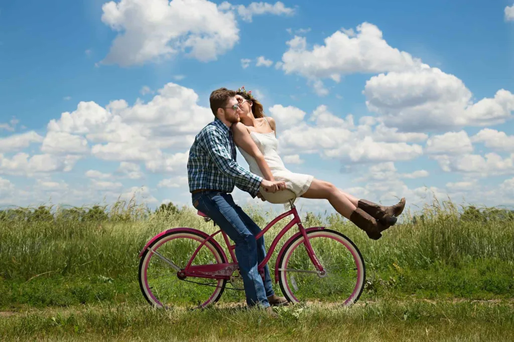 Pareja en Bicicleta Enamorada